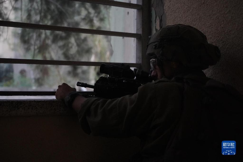 這張以色列國(guó)防軍11月9日發(fā)布的照片顯示，以軍地面部隊(duì)在加沙城進(jìn)行軍事行動(dòng)。新華社發(fā)