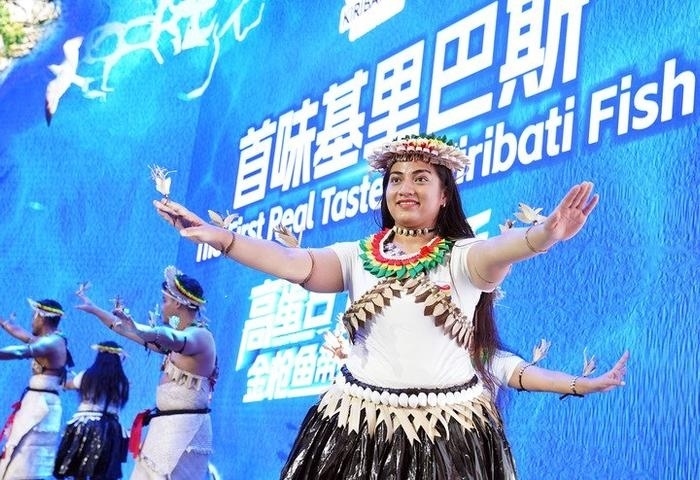 11月8日，來自基里巴斯的參展人員在基里巴斯水產(chǎn)品推介活動上表演。