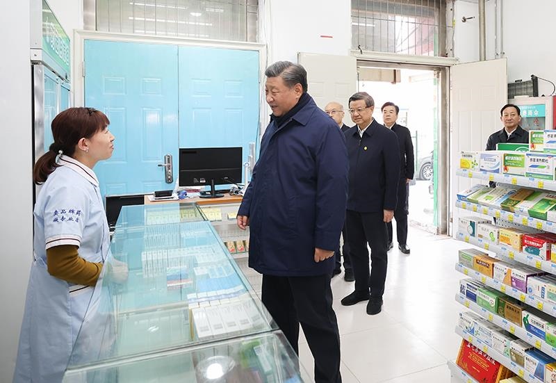 2023年11月10日，習(xí)近平總書記在河北保定涿州市永濟(jì)秀園小區(qū)門口藥店，了解經(jīng)營恢復(fù)情況。