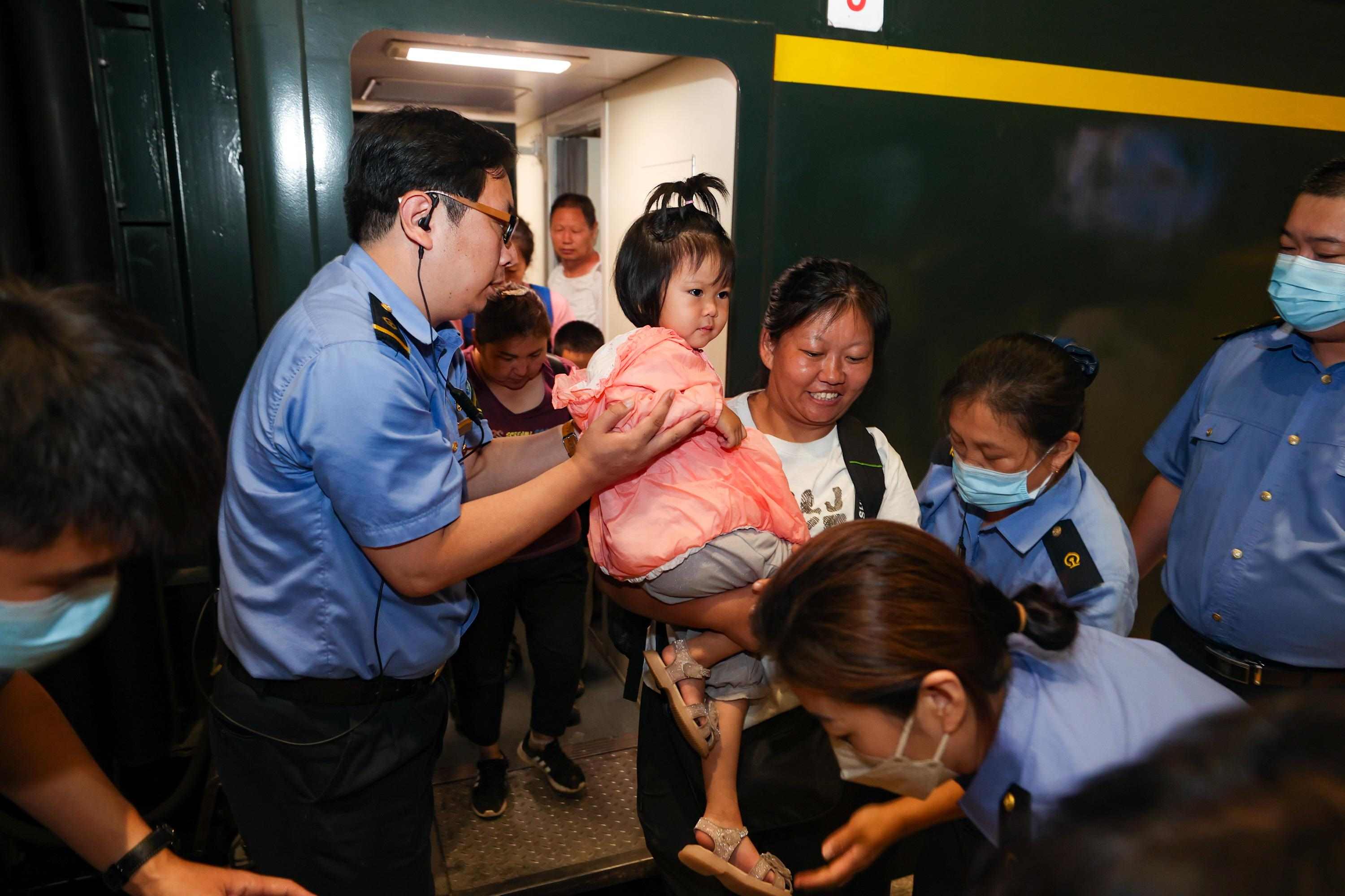 2023年8月2日，因強(qiáng)降雨被困的K396次列車第二批近500名旅客在救援隊(duì)的一路護(hù)送下，徒步五個(gè)小時(shí)抵達(dá)妙峰山鎮(zhèn)水峪嘴村。稍作休整后，他們乘坐臨時(shí)旅客列車前往北京豐臺(tái)站。