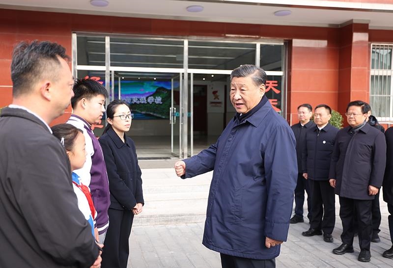 2023年11月10日，習(xí)近平總書記在北京門頭溝妙峰山民族學(xué)校，親切慰問因公犧牲烈士家屬。