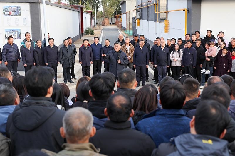2023年11月10日，習(xí)近平總書記在河北保定涿州市萬全莊村考察時(shí)，同村民們親切交流。