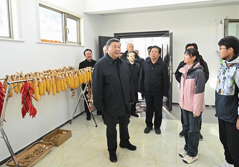 2023年11月10日，習(xí)近平總書記在北京門頭溝妙峰山鎮(zhèn)水峪嘴村村民李盟家看望慰問，了解房屋受損、修繕和冬季取暖等情況。