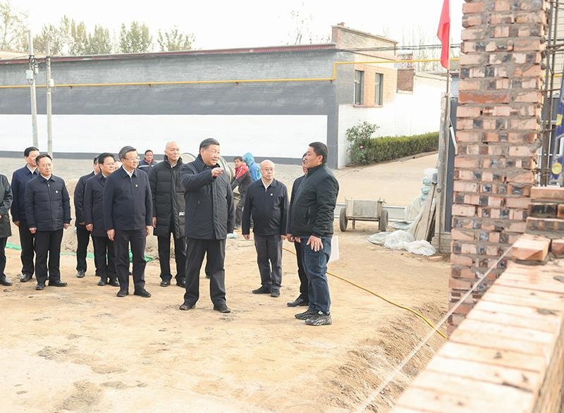2023年11月10日，習(xí)近平總書記在河北保定涿州市萬全莊村房屋重建施工現(xiàn)場(chǎng)考察。