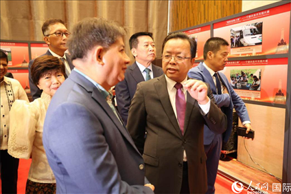 論壇期間配套舉行“‘?dāng)[脫貧困之路’——寧德扶貧開發(fā)圖片展”。人民網(wǎng)記者樊帆 攝