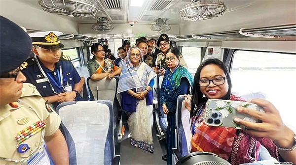孟加拉國總理與當地民眾在火車車廂內合影。中國土木工程集團有限公司供圖