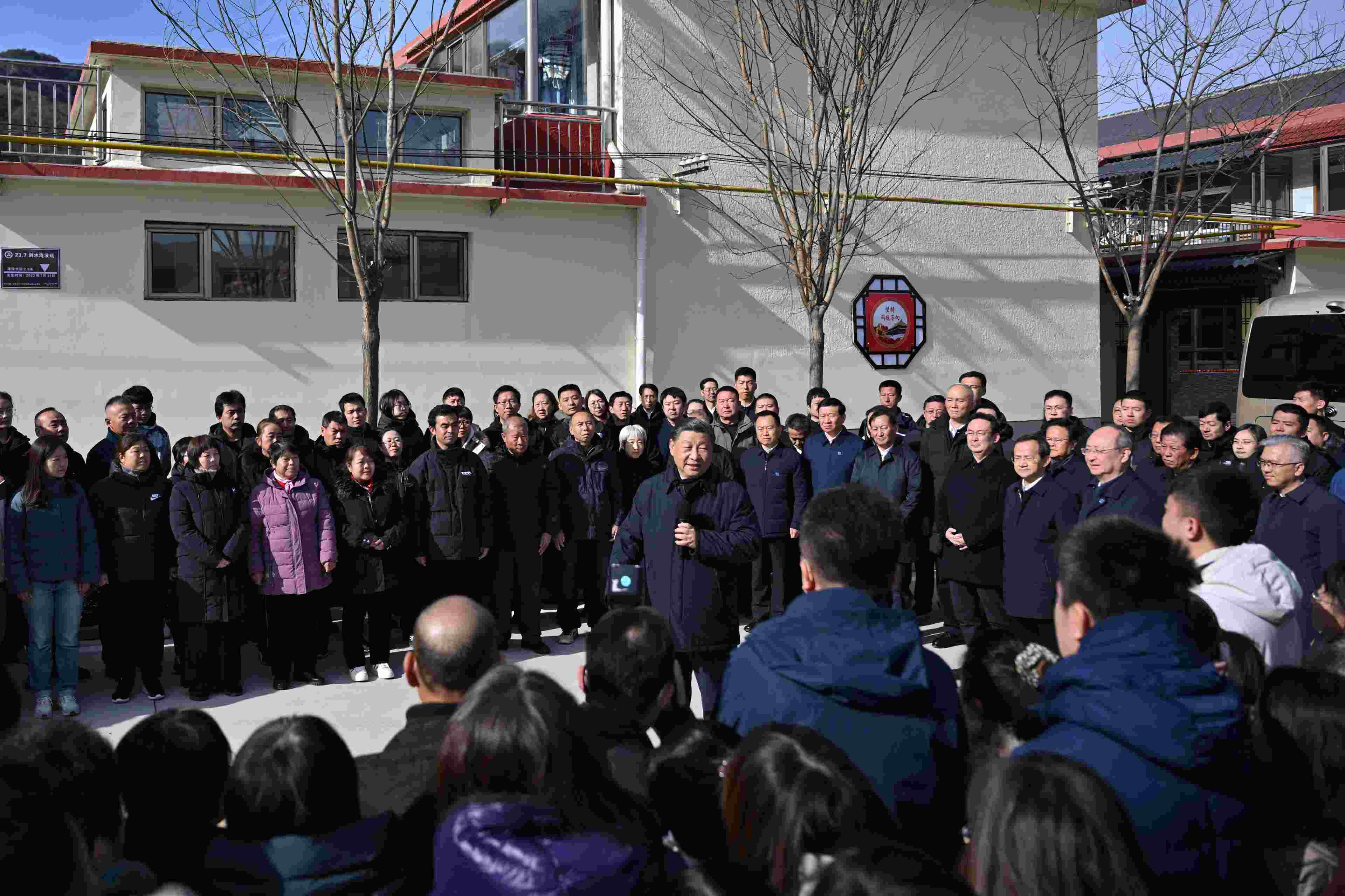 2023年11月10日，習(xí)近平總書記在北京市門頭溝區(qū)妙峰山鎮(zhèn)水峪嘴村考察時(shí)，同當(dāng)?shù)厝罕娪H切交流。