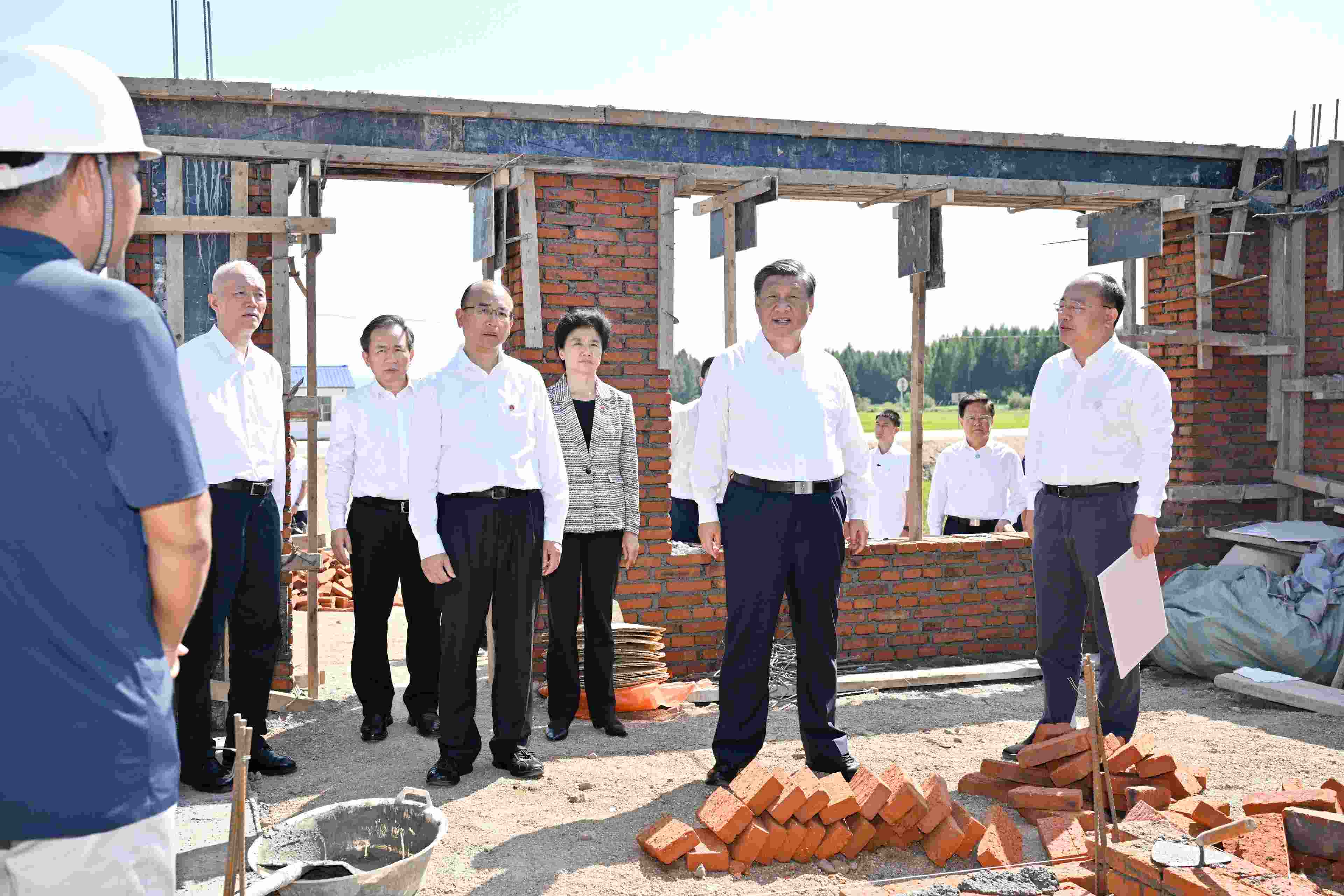 2023年9月7日，習(xí)近平總書記在遭受洪澇災(zāi)害的黑龍江省哈爾濱尚志市老街基鄉(xiāng)龍王廟村，察看水毀房屋重建情況。
