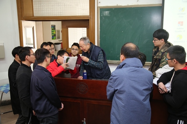 鐘萬勰院士為學(xué)生們答疑解惑。大連理工大學(xué)供圖