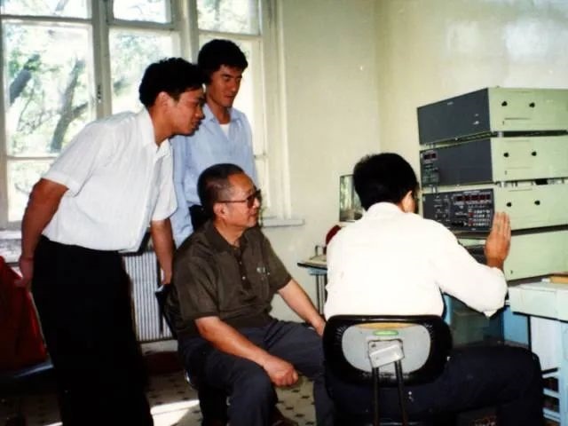 秦裕琨與團隊在一起。哈爾濱工業(yè)大學(xué)供圖
