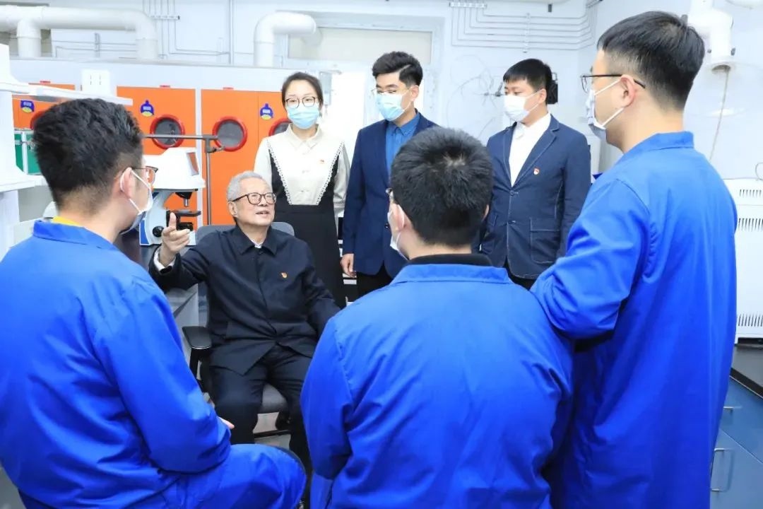 秦裕琨院士在實驗室與青年師生交流。哈爾濱工業(yè)大學(xué)供圖