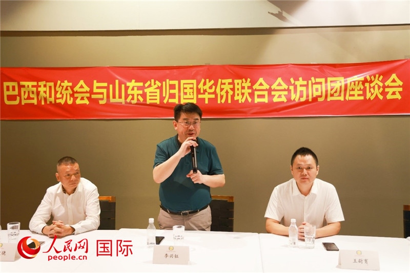 中國(guó)僑聯(lián)副主席、山東省僑聯(lián)主席李興鈺（中）在座談會(huì)上致辭。人民網(wǎng)記者 陳海琪攝