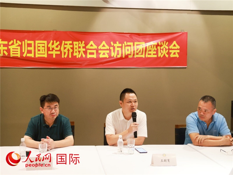中國(guó)駐里約總領(lǐng)館副總領(lǐng)事王尉育（中）在座談會(huì)上致辭。人民網(wǎng)記者 陳海琪攝