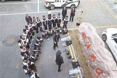 圖②：法警對(duì)警用裝備的使用進(jìn)行現(xiàn)場演示。