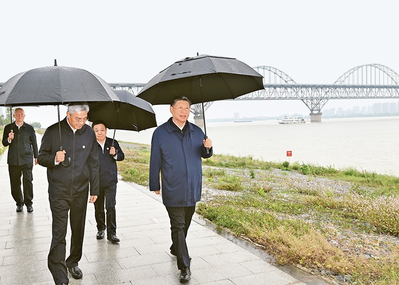 2023年10月10日至13日，中共中央總書記、國家主席、中央軍委主席習近平在江西考察。這是10日下午，習近平在長江國家文化公園九江城區(qū)段考察時，冒雨沿江堤步行察看沿岸風貌。 新華社記者 謝環(huán)馳/攝