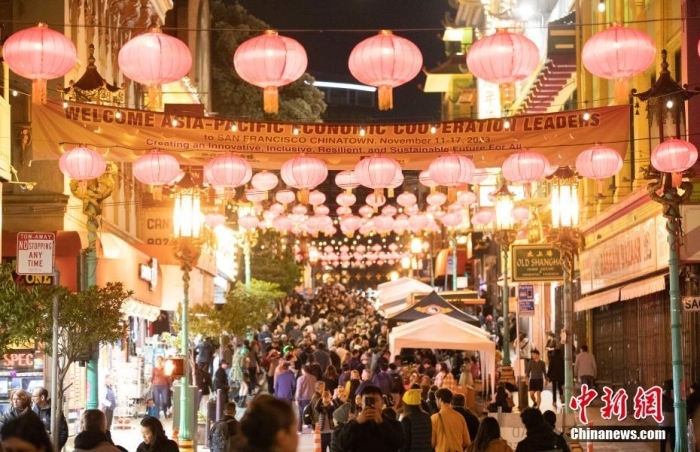 當?shù)貢r間11月10日，美國舊金山唐人街夜市人頭攢動。亞太經(jīng)合組織(APEC)第三十次領(lǐng)導人非正式會議將在舊金山舉行，當?shù)靥迫私钟媱澟e辦包括夜市在內(nèi)的多場活動，以吸引與會者、游客和市民的光顧。<a target='_blank' href='/'><p class=