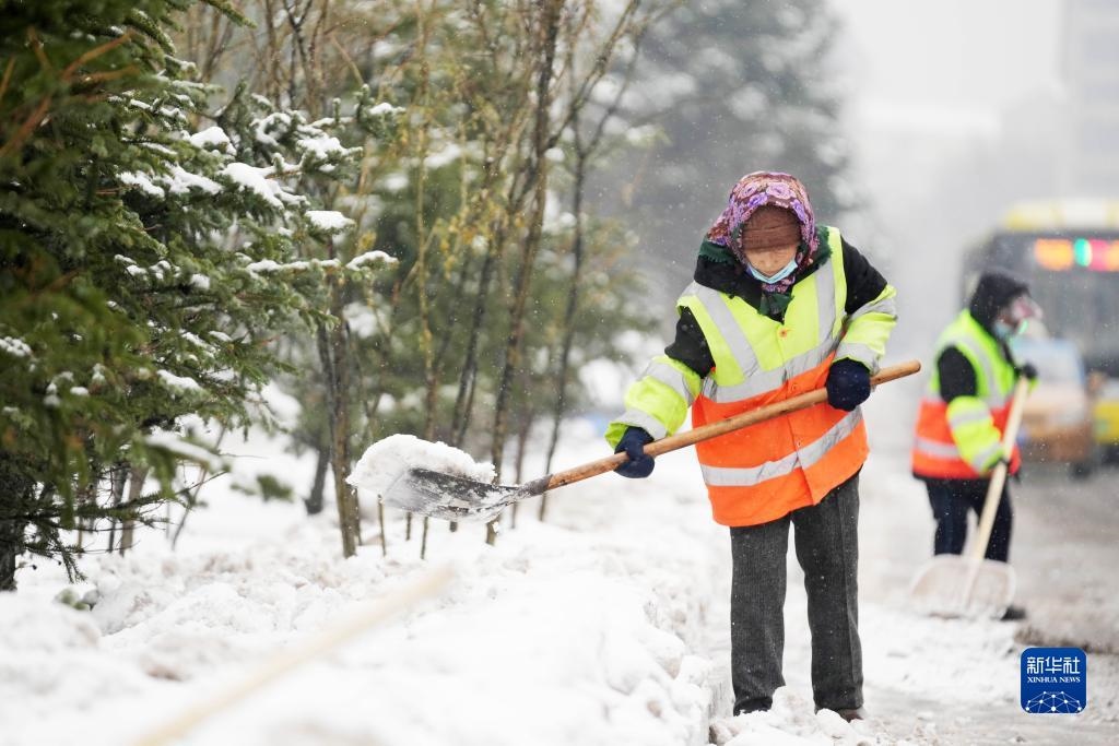 11月16日，環(huán)衛(wèi)工人在清理道路上的積雪。當日，黑龍江哈爾濱市迎來雨雪天氣。新華社記者 王建威 攝