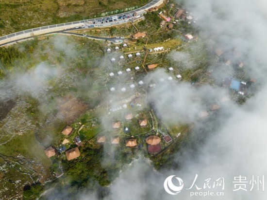 航拍掩映在晨間薄霧中的“花都里·化屋野奢度假營地“。人民網(wǎng) 陽茜攝
