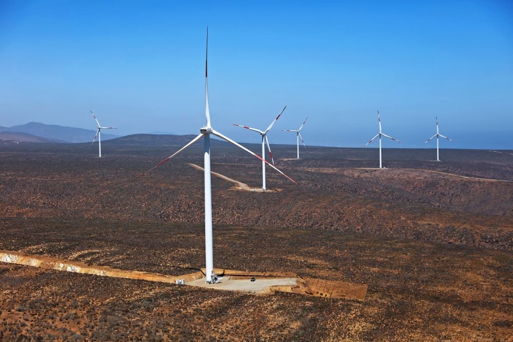 這是2023年2月14日拍攝的位于智利中部沿海的蓬塔謝拉風(fēng)電場。蓬塔謝拉風(fēng)電場是中國在智利投資建設(shè)的首個(gè)風(fēng)電場，2018年正式投產(chǎn)發(fā)電，可滿足13萬戶家庭的用電需求，同時(shí)每年還能減少15.7萬噸碳排放。