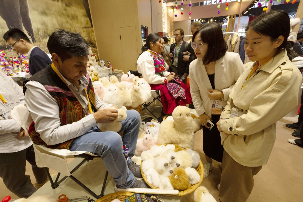 2023年11月7日，秘魯羊駝毛制品手藝人馬馬尼大叔在中國上海舉辦的第六屆進(jìn)博會(huì)上展示羊駝玩偶制作工藝。秘魯特色羊駝毛制品連續(xù)六屆在進(jìn)博會(huì)上亮相，收獲大量訂單。進(jìn)博會(huì)大舞臺(tái)讓秘魯傳統(tǒng)手藝人有了更廣闊的發(fā)展空間。