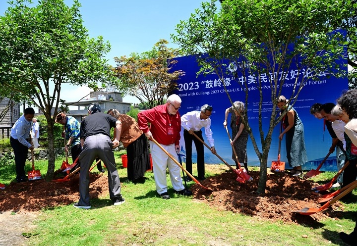 2023年6月28日，出席“鼓嶺之友”座談會的中美各界人士在鼓嶺共同植樹留念。