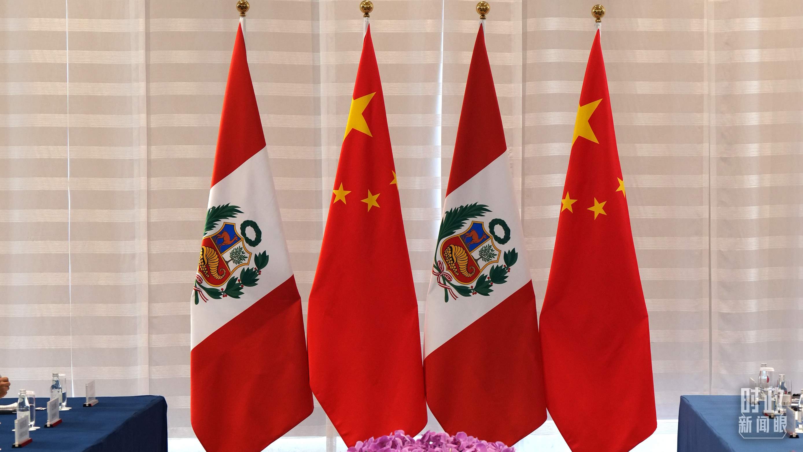 △會談現(xiàn)場的中秘兩國國旗。（總臺國廣記者李晉拍攝）