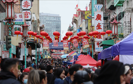 2023年1月15日，人們?cè)诿绹?guó)舊金山唐人街的迎春街會(huì)上游覽、購物。當(dāng)日，為期兩天的迎春街會(huì)在美國(guó)舊金山唐人街閉幕，活動(dòng)吸引了大批市民和游客。新華社發(fā)