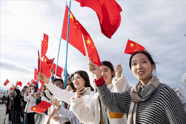 △當?shù)貢r間11月14日，華僑華人和中國留學生代表在沿途街道，熱烈歡迎習近平主席到訪。