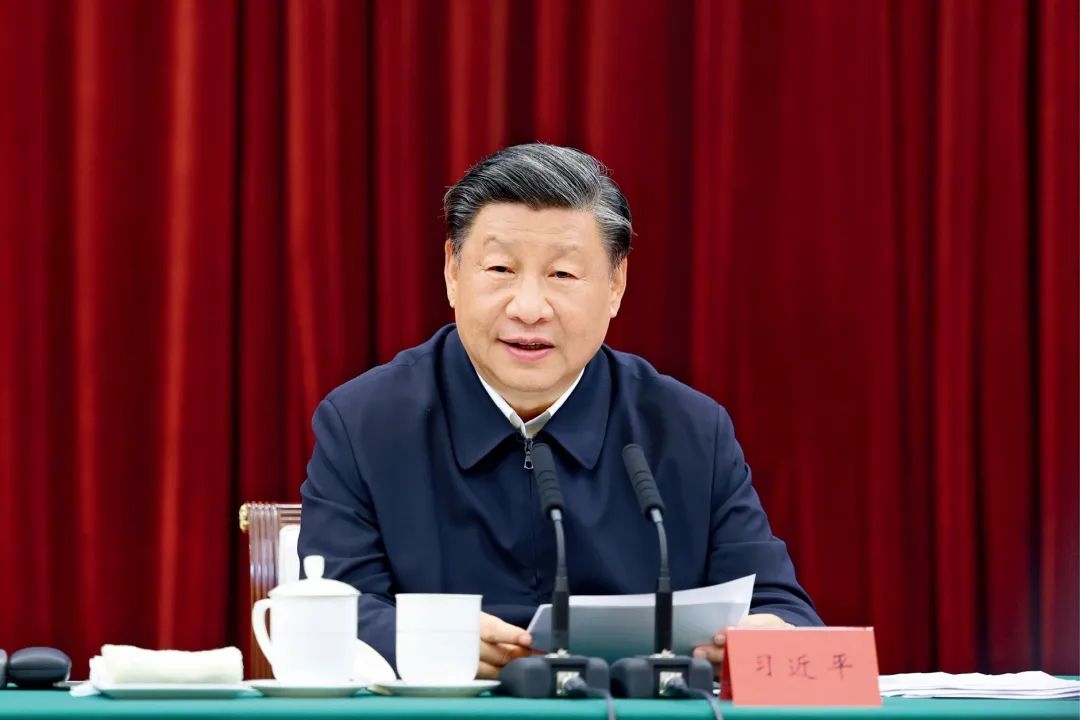 2023年10月12日，中共中央總書記、國家主席、中央軍委主席習(xí)近平在江西省南昌市主持召開進一步推動長江經(jīng)濟帶高質(zhì)量發(fā)展座談會并發(fā)表重要講話。習(xí)近平強調(diào)，完善跨區(qū)域、跨部門、跨層級的數(shù)據(jù)信息共享和流程互聯(lián)互通，深化政務(wù)服務(wù)合作，優(yōu)化營商環(huán)境。圖/新華社記者 鞠鵬 攝