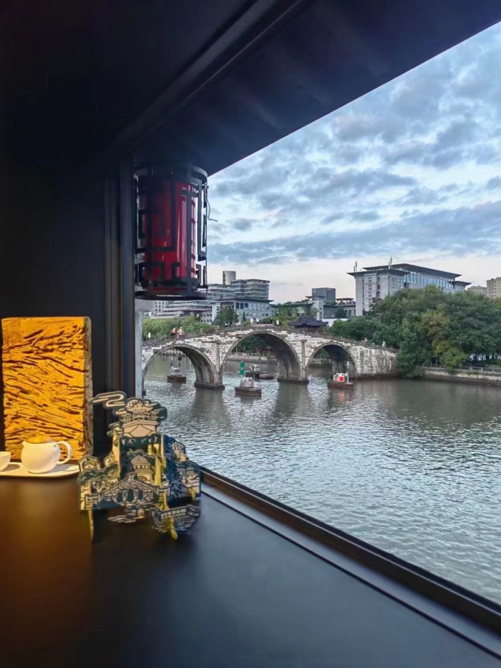文創(chuàng)產(chǎn)品與拱宸橋。（受訪者供圖）