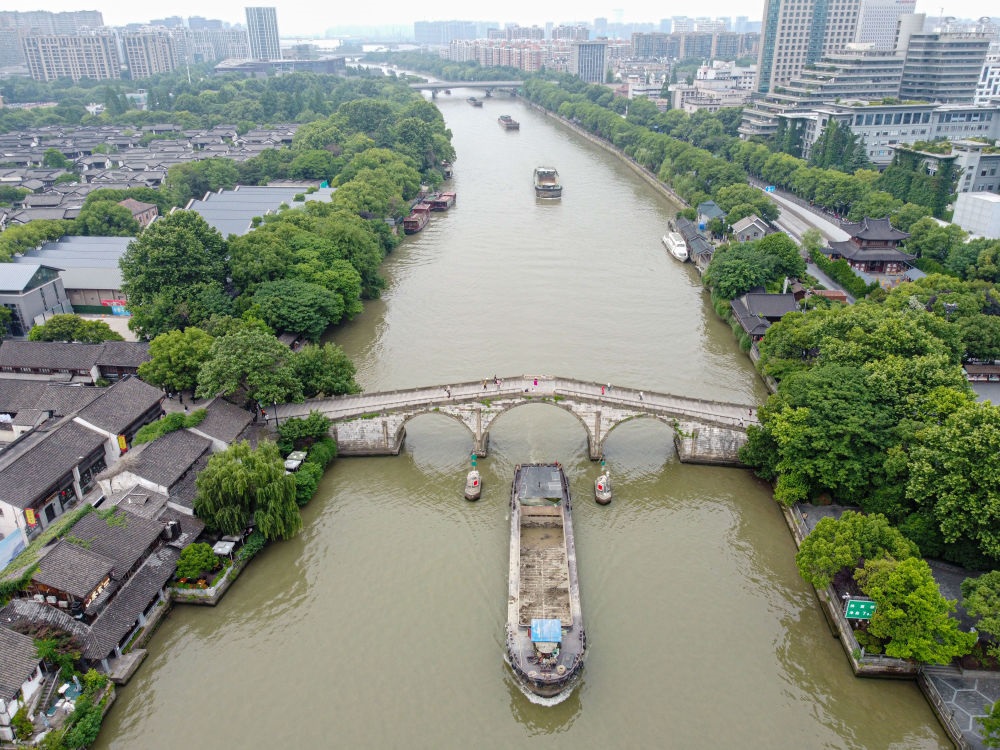 2022年5月27日，貨船通過京杭大運(yùn)河杭州段拱宸橋。（新華社記者江漢 攝）