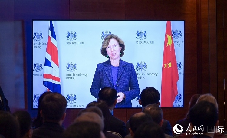 英國(guó)駐華大使吳若蘭發(fā)表視頻主旨演講。人民網(wǎng) 郭錦標(biāo) 攝
