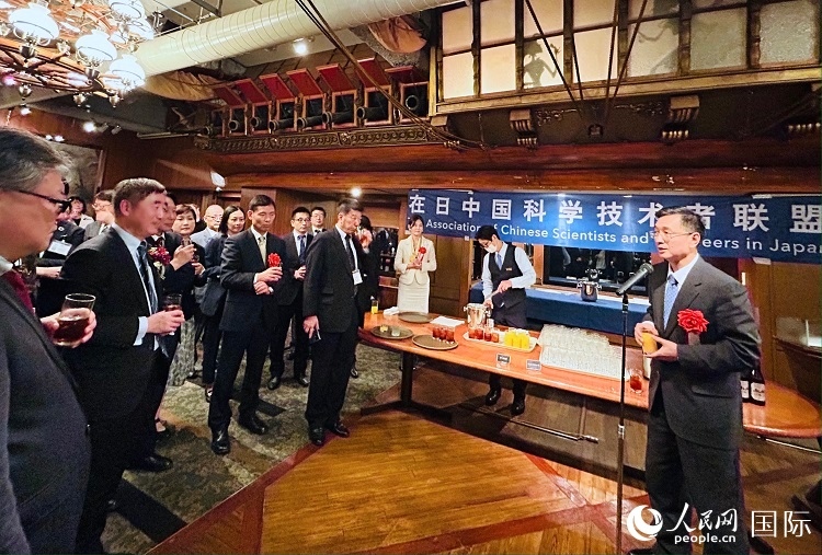中國駐日本大使館教育處公使銜參贊杜柯偉在紀(jì)念酒會(huì)上致祝酒詞。人民網(wǎng) 許可攝