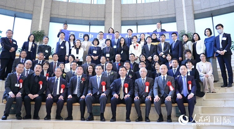 到場(chǎng)嘉賓與中國駐日本大使吳江浩合影留念。人民網(wǎng) 許可攝
