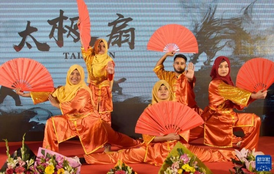 11月22日，在孟加拉國(guó)達(dá)卡，學(xué)生在孔子課堂揭牌儀式上表演。新華社發(fā)（薩利姆攝）