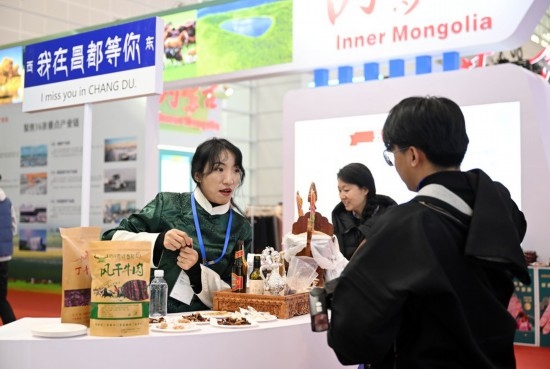 11月23日，參展商和參觀者在國家會展中心（天津）國內(nèi)省市合作交流展區(qū)交流。新華社記者 趙子碩 攝