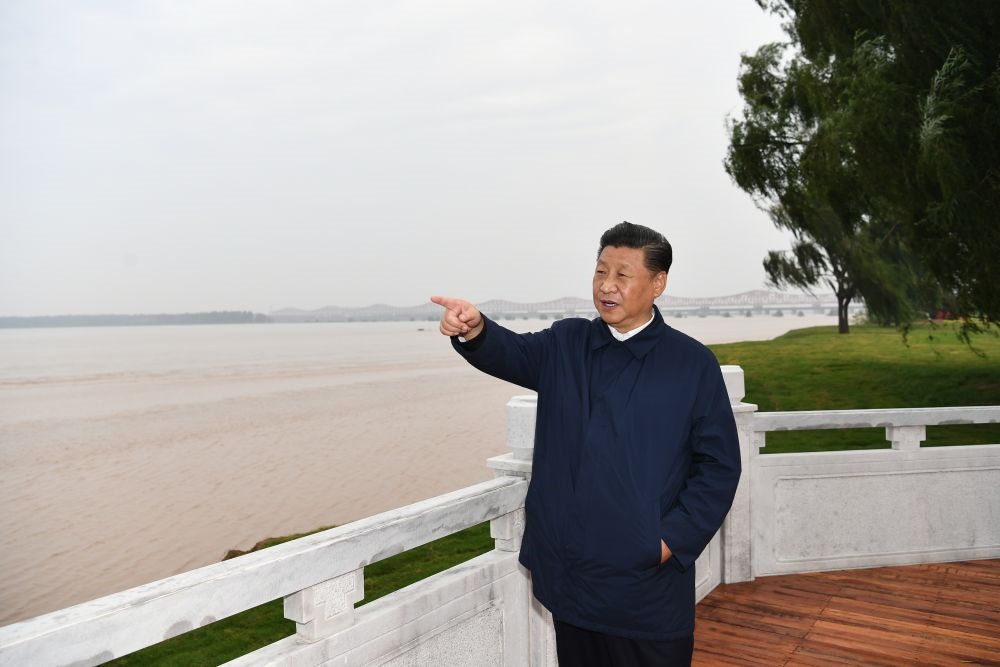 2019年9月16日至18日，中共中央總書記、國(guó)家主席、中央軍委主席習(xí)近平在河南考察。這是17日下午，習(xí)近平在鄭州黃河國(guó)家地質(zhì)公園，眺望黃河鄭州段。新華社記者 謝環(huán)馳 攝