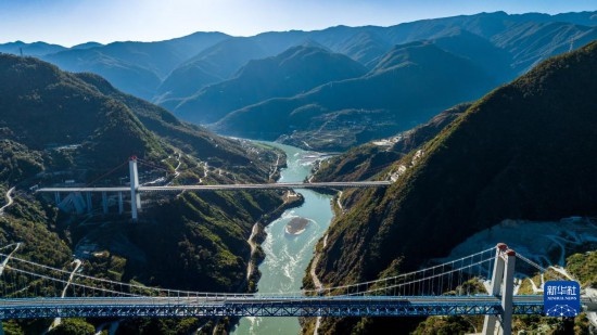 11月25日拍攝的麗香鐵路金沙江特大橋（前），遠(yuǎn)處是麗香高速特大橋（無(wú)人機(jī)照片）。