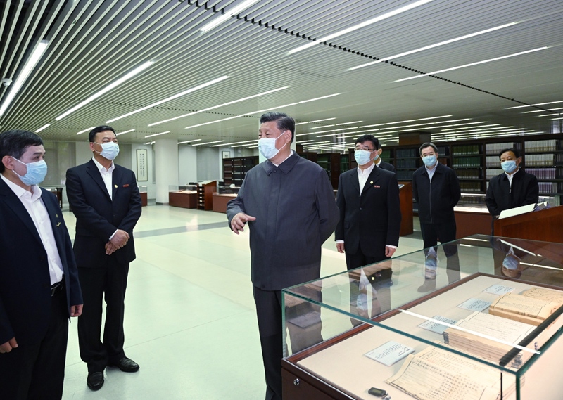 2022年4月25日，習(xí)近平來到中國人民大學(xué)考察調(diào)研。這是他在圖書館考察。