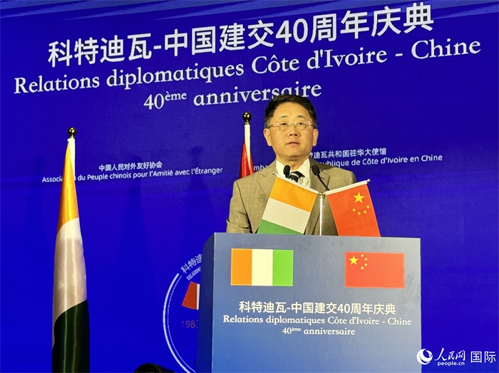 中國人民對(duì)外友好協(xié)會(huì)副會(huì)長姜江在招待會(huì)上致辭。人民網(wǎng) 謝瑩攝