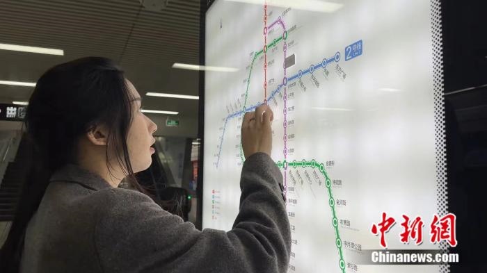 李佳夢正在坐地鐵。呂盛楠 攝