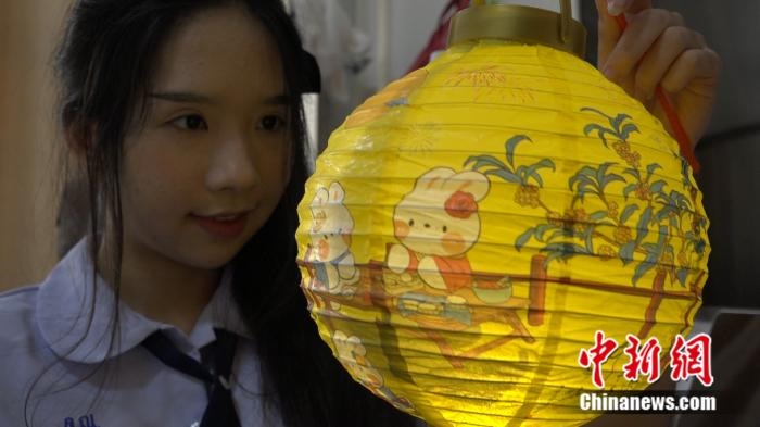 李佳夢正在做兔子花燈。呂盛楠 攝