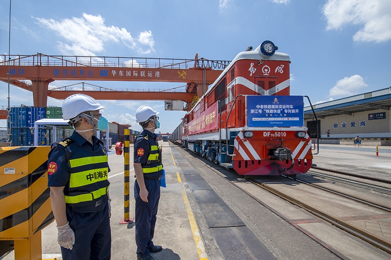 2022年6月29日，浙江金華，中老鐵路國際貨運(yùn)列車浙江號“鐵路快通”首趟專列經(jīng)海關(guān)監(jiān)管后，從金華南站鳴笛啟程，經(jīng)磨憨口岸駛向老撾萬象。