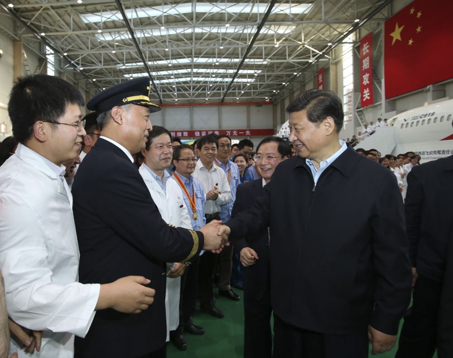 2014年5月23日，習(xí)近平在上海考察調(diào)研期間，在中國商飛設(shè)計研發(fā)中心綜合試驗大廳與試飛工程師、科研人員親切握手。