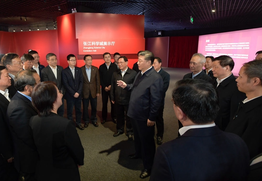 2018年11月6日，習(xí)近平在上海張江科學(xué)城展示廳考察時，同在場的科技工作者親切交談。