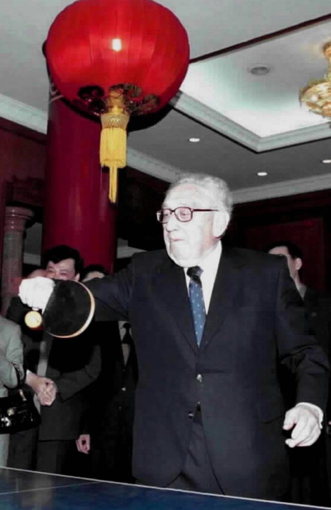 2001年3月18日，基辛格在中國人民對外友好協(xié)會紀念中美“乒乓外交”30周年的招待會開始前揮拍助興。新華社發(fā)