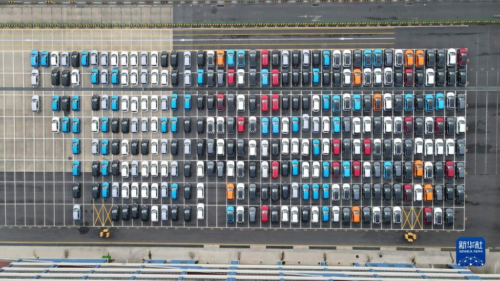這是2023年7月9日在上海外高橋海通汽車碼頭拍攝的等待裝船運往澳大利亞的上汽MG品牌汽車和新能源車（無人機照片）。新華社記者 方喆 攝