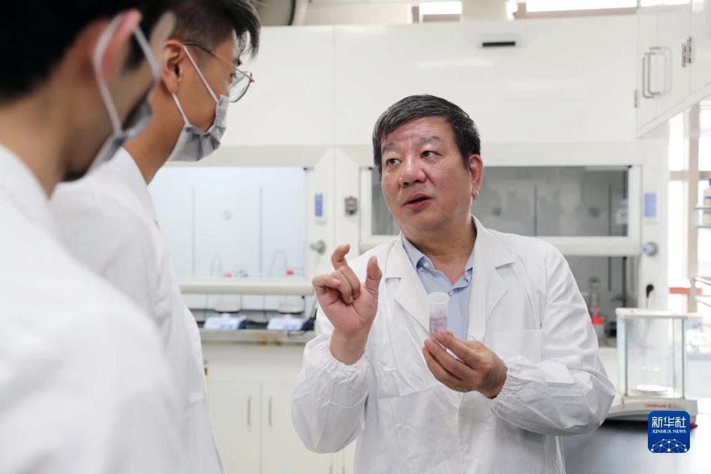 中國科學院院士、國家自然科學獎一等獎得主趙東元在復旦大學實驗室里指導學生（2023年9月2日攝）。新華社記者 劉穎 攝