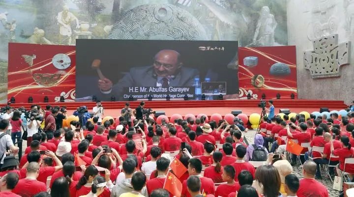 2019年7月6日，杭州市民揮舞國(guó)旗慶祝良渚古城遺址獲準(zhǔn)列入世界遺產(chǎn)名錄。記者 吳煌 倪雁強(qiáng) 攝