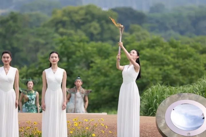 杭州亞運(yùn)會(huì)火種在良渚成功采集。記者 呂之遙 攝